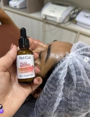 Alana aplicando produto Bel Col em paciente