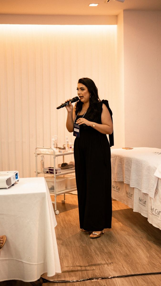 Alana Karine palestrando com microfone