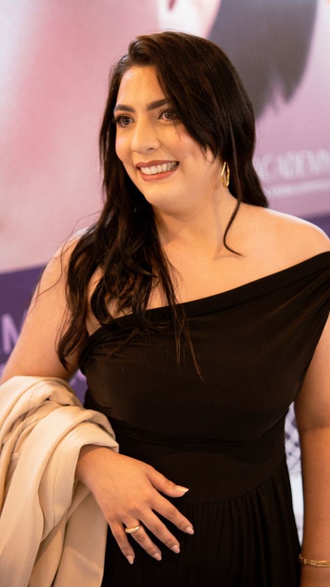 Alana Karine sorrindo