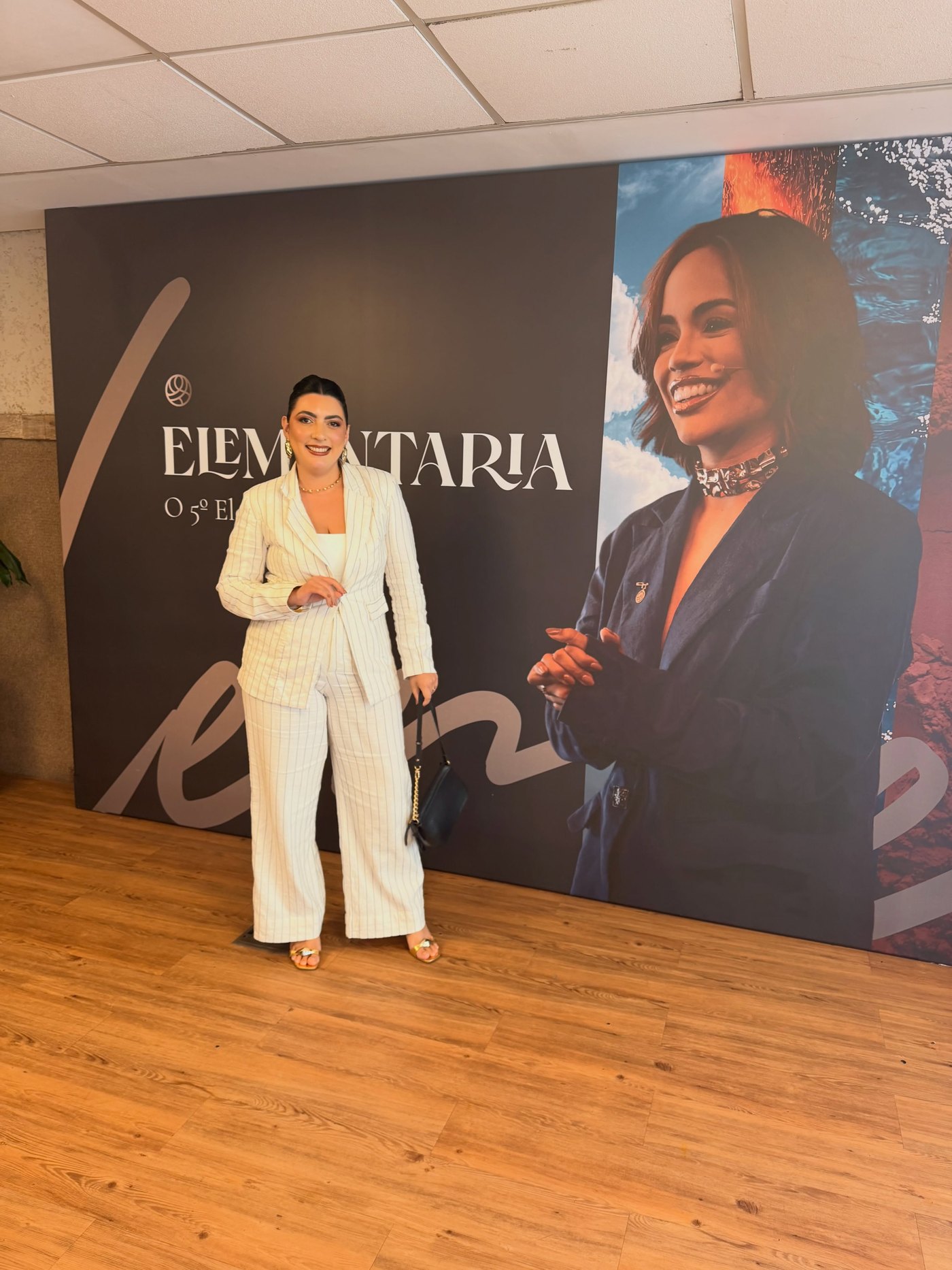 Alana Karine de terno branco no evento Elementária